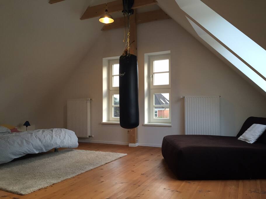 Das Gäste-Zimmer im Dachgeschoss mit eigenem Bad.
