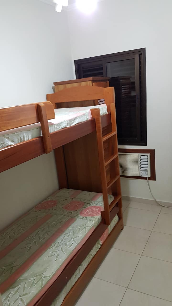 第三间套房的卧室（小）。 全新空调、吊扇、带防护网络的窗户。