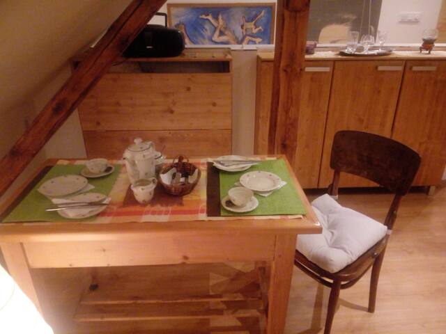 Galerie s moderní koupelnou a mini posilovnou