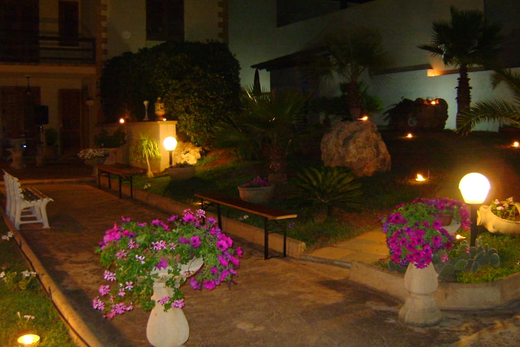 giardino fronte veranda con viale di ingresso