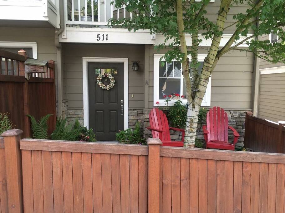 Front entrance, small yard