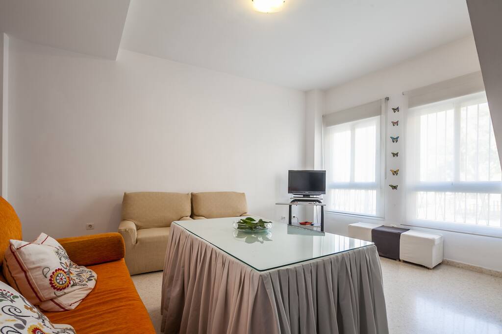 Salón muy luminoso y con sofá cama