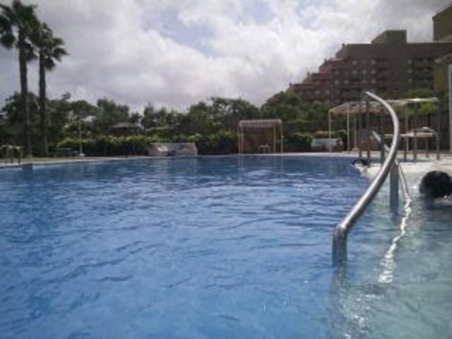Piscina de adultos del edificio con rampa para minusvalidos