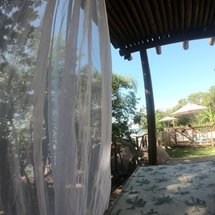 Pérgola e sofá para descanso, leitura...
