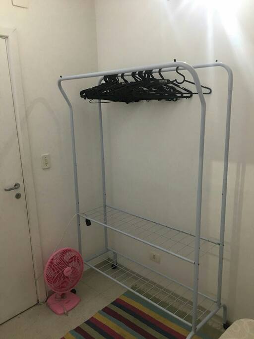 Araras com suporte alto para vestidos e terno .