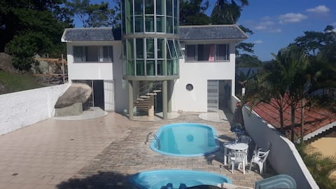 House with swimming pool facing the sea in Antonina