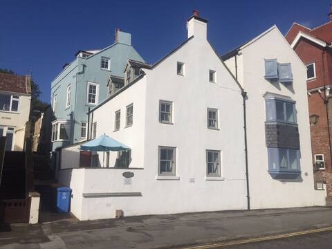 Shelstone Sandsend - Seafront  18th Century House