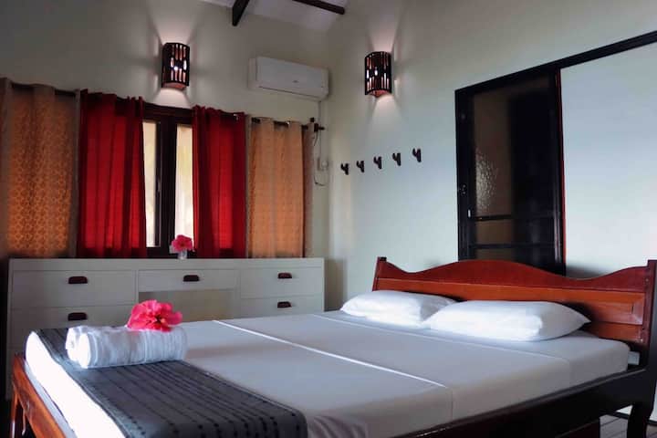 Спалня номер 1 Климатизирана стая, суперголямо двойно  легло със самостоятелна баня. 