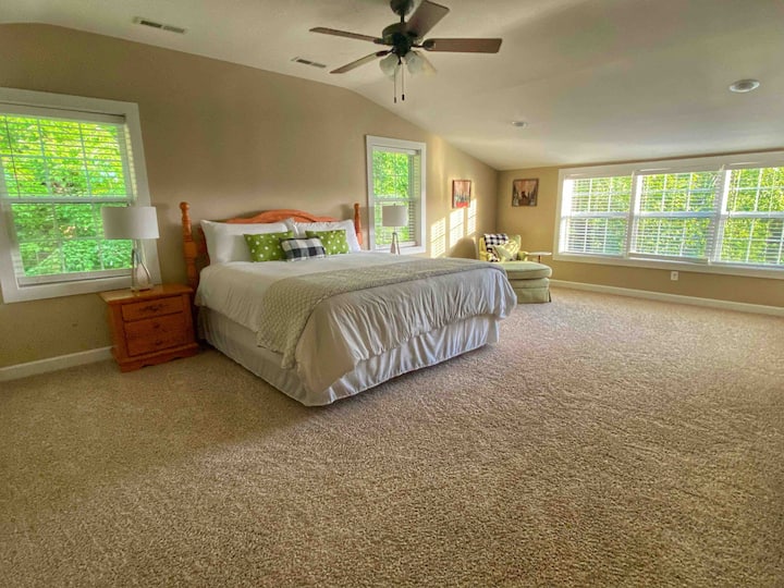 Ამ ფართო მთავარ საძინებელს აქვს ტბის ხედი, მიმაგრებული სააბაზანო, 50" ტელევიზორი და დიდი საგარდერობო. 