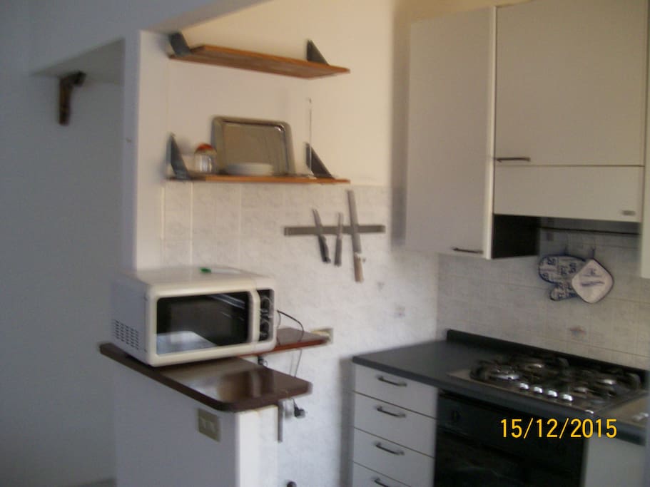L'angolo cucina con forno tradizionale e microonde