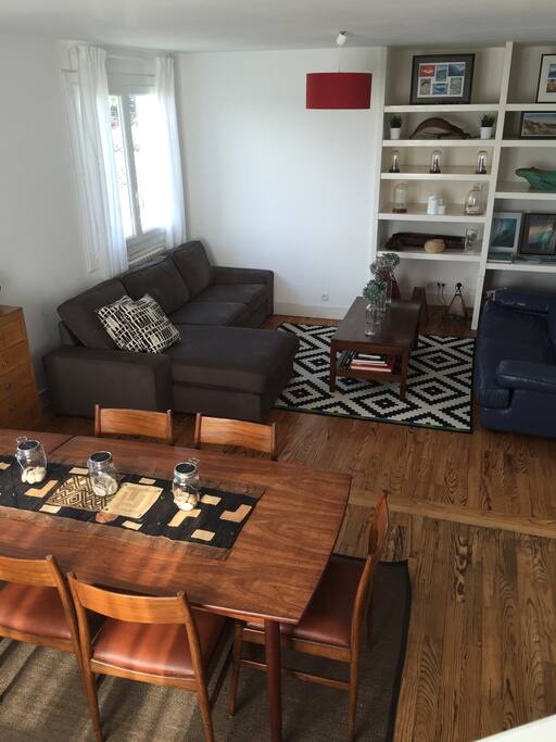The spacious dinning room and lounge.
