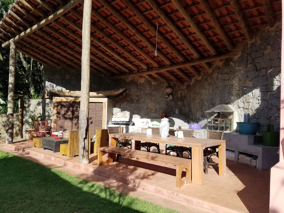area externa (70mts2) coberta com churrasqueira, forno de pizza, forno a lenha e fogao industrial 3 bocas com chapa, external area covered with barbecue, pizza oven and big stove