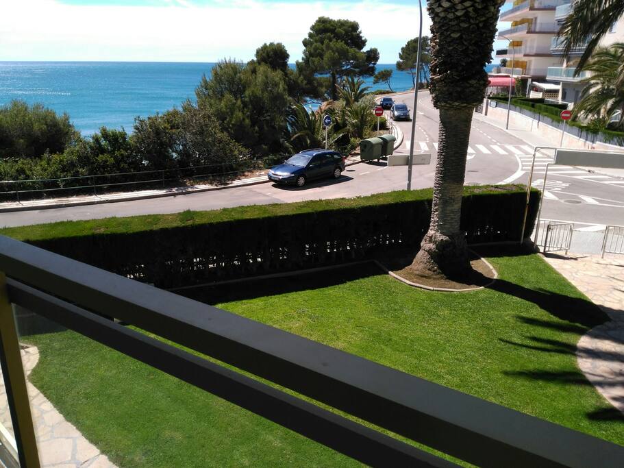 Vista desde la terraza con aparcamientos libres en toda la zona.