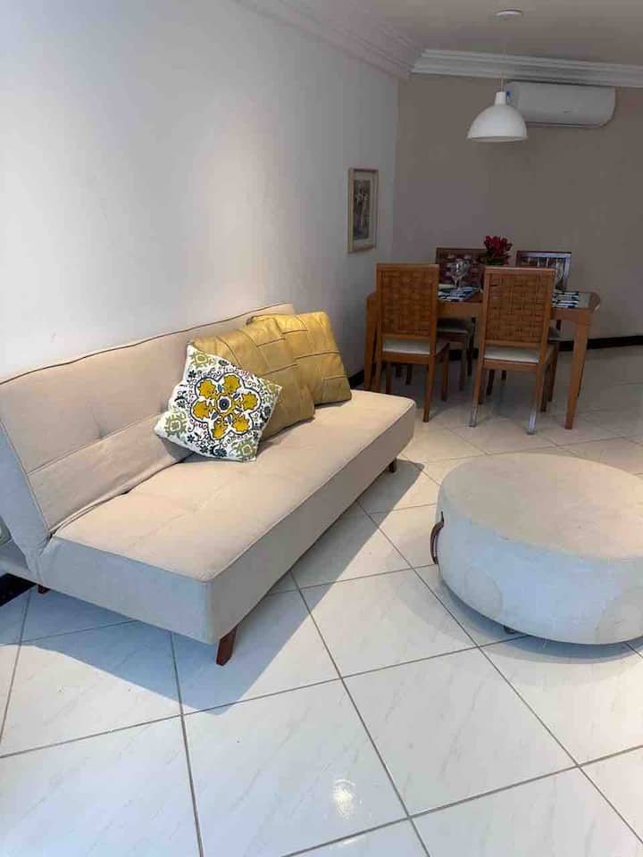 סלון עם נוף לים. טלוויזיה, שולחן עם 4 מושבים, מיזוג אוויר, ספה נפתחת. 