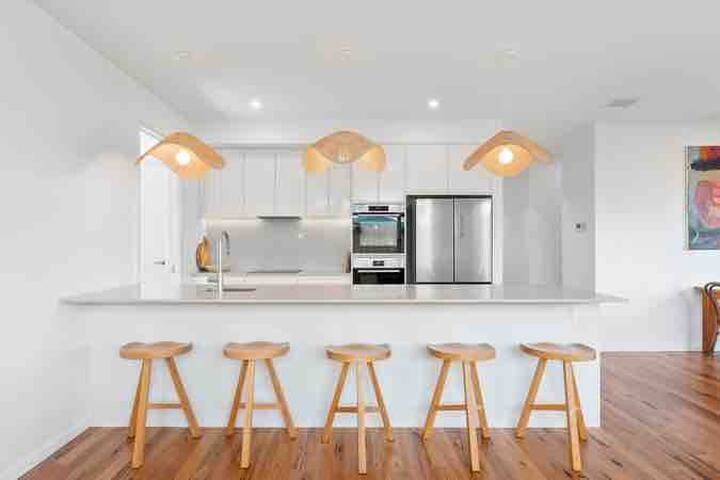 Narrows Rest- Beach over the road gallery image 4