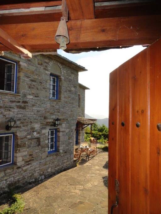 The house in Mikro Papigko - The entrance