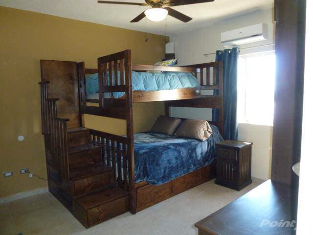 Queen size-säng med enkel våningsrum med skrivbord i rummet och eget badrum