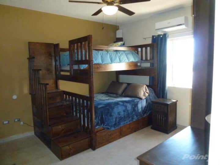 Დედოფლის ზომის საწოლი ერთადგილიანი ორსართულიანი ოთახით ოთახის მაგიდით და პირადი აბაზანით