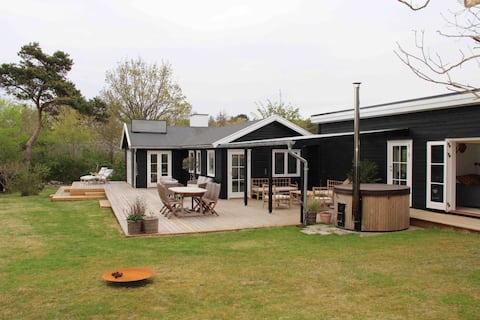 Beautiful cottage for 8 close to lovely beach