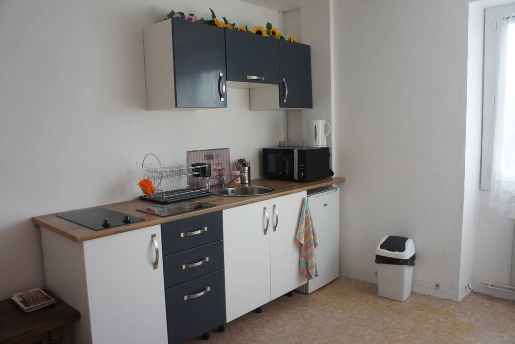 Cuisine équipée - four MO Multi-fonctions - Plaque 2 feux induction - Evier + Vaisselle complète
pour 4 personnes