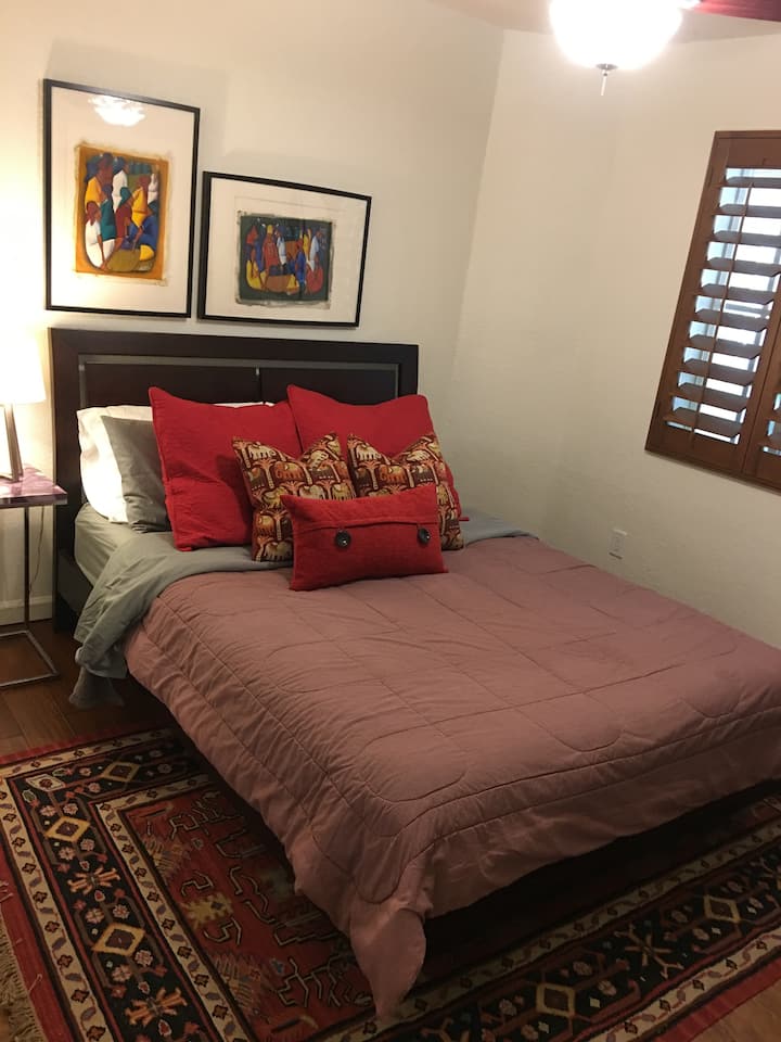 gastenkamer queensize bed