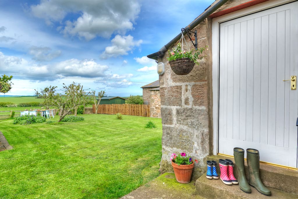 Good sized enclosed garden, perfect for families and/or pets