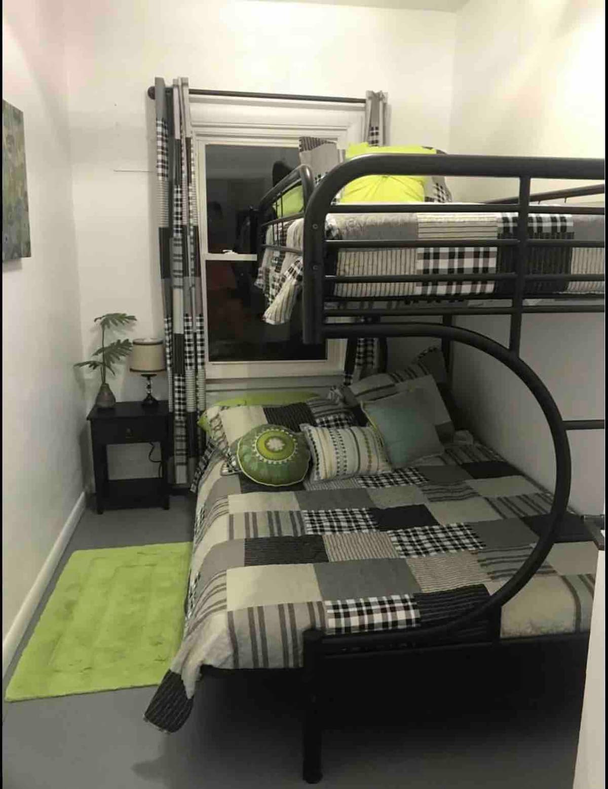 Tweepersoonsbed boven volledig stapelbed 