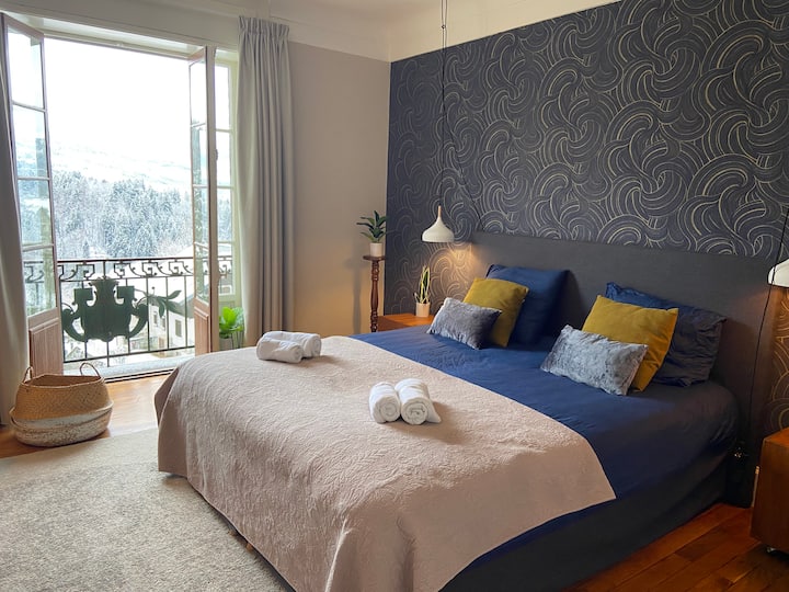 La chambre principale est spacieuse dans son design et située du côté ouest, ainsi que du côté de la rue. Dans cette chambre, nous pouvons ajouter 2 lits d'appoint à votre convenance. Les lits principaux sont de 2 lits simples de 210x90cm chacun