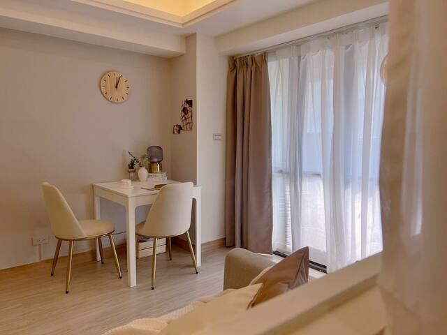 Elegant 3BR Apt by Daan Park | Elevator | Family gallery image 2