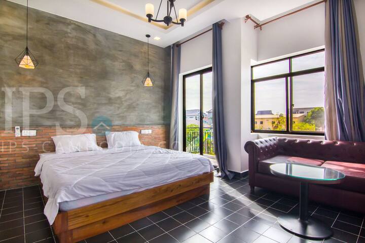 Luxury Studio Apartment (Road View)