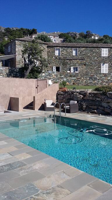 Vue de la maison depuis la piscine