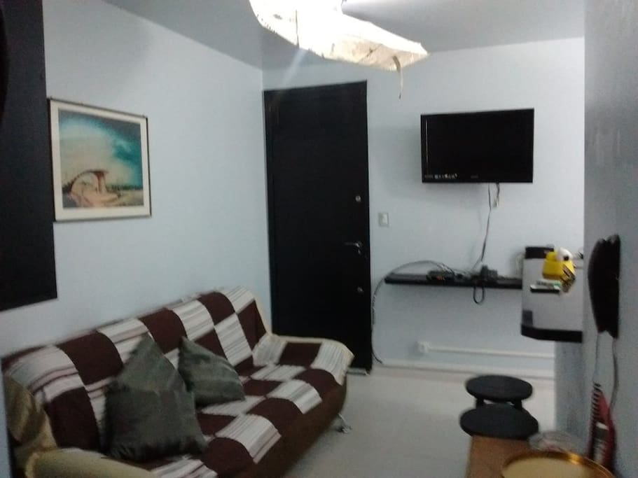 sala com sofa 3 lugares, tv a cabo, wifi, bancada.