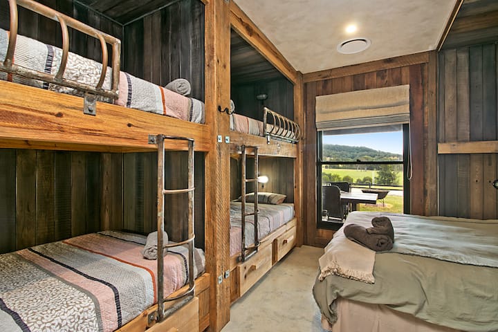 Habitación familiar 2 camas tamaño queen y 4 juegos de literas espaciosas, aptas con auténticas escaleras y pasamanos, por lo que estos arreglos para dormir son adecuados y seguros para todas las edades. 