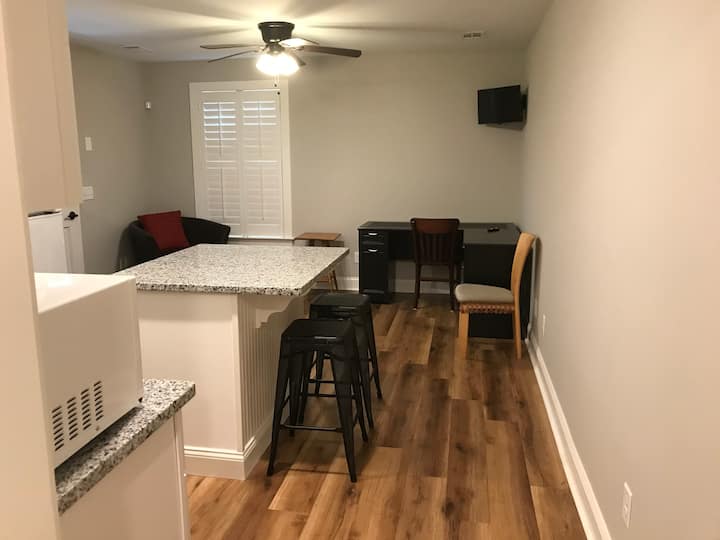 Cozy Cottage With Free Parking For One Small Car - Savannah