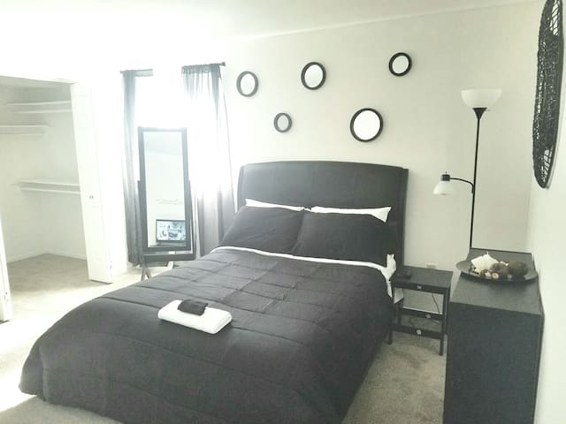 Comfy room by Columbia, Bmore, BWI & Merriweather