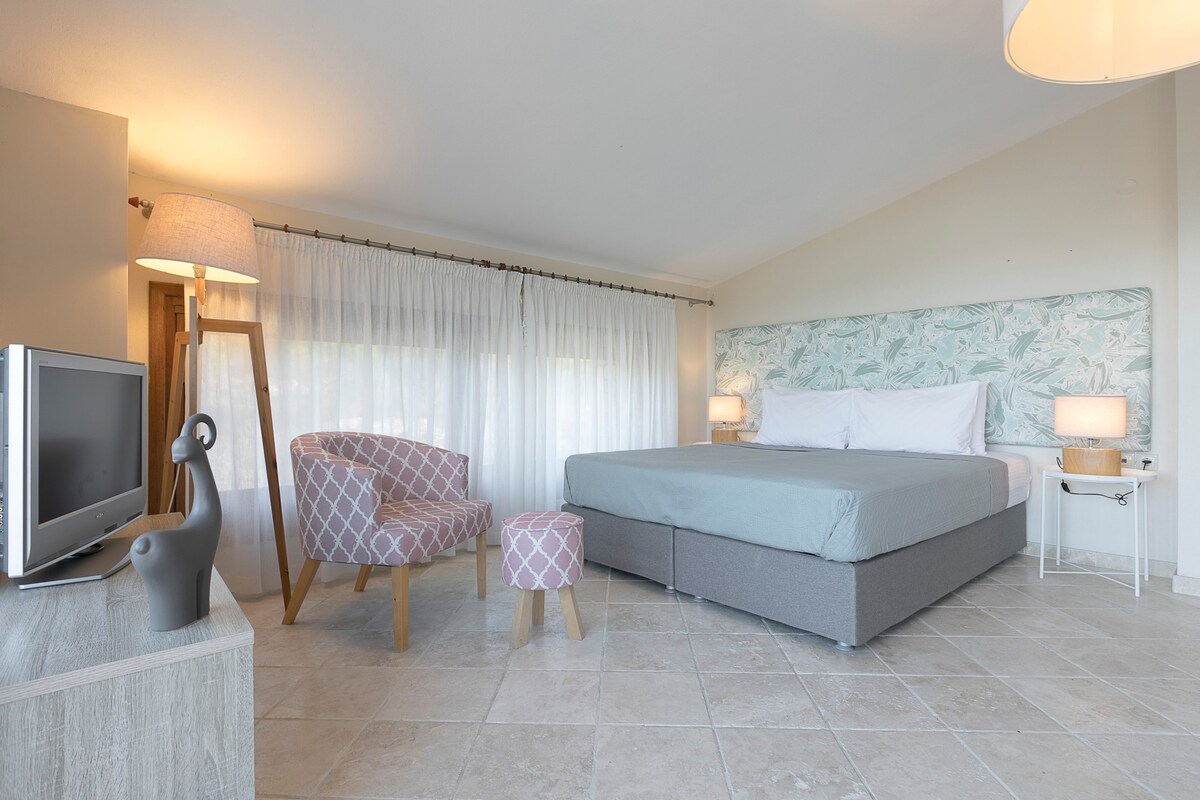 2 ერთადგილიანი საწოლი A/C ბინით ზედა სართულზე (კარი არ არის! ეს იყო ზედა სართულის მისაღები ოთახი)