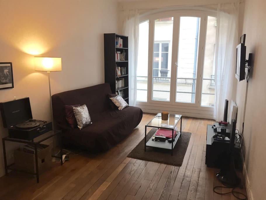 Dès l'entrée, un grand salon accueillant et lumineux avec télévision fixée au mur et canapé lit deux places très confortable