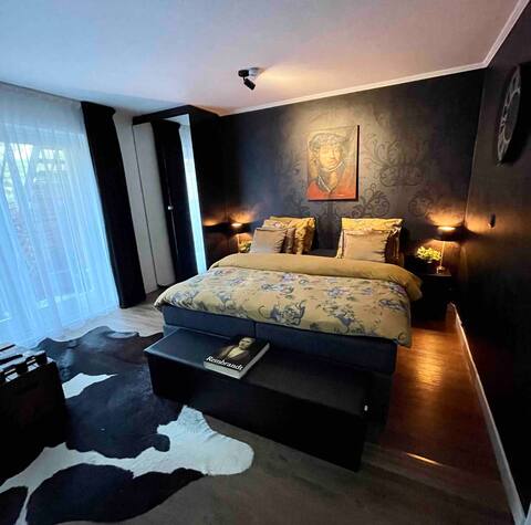 Beautiful suite with free parking at the door