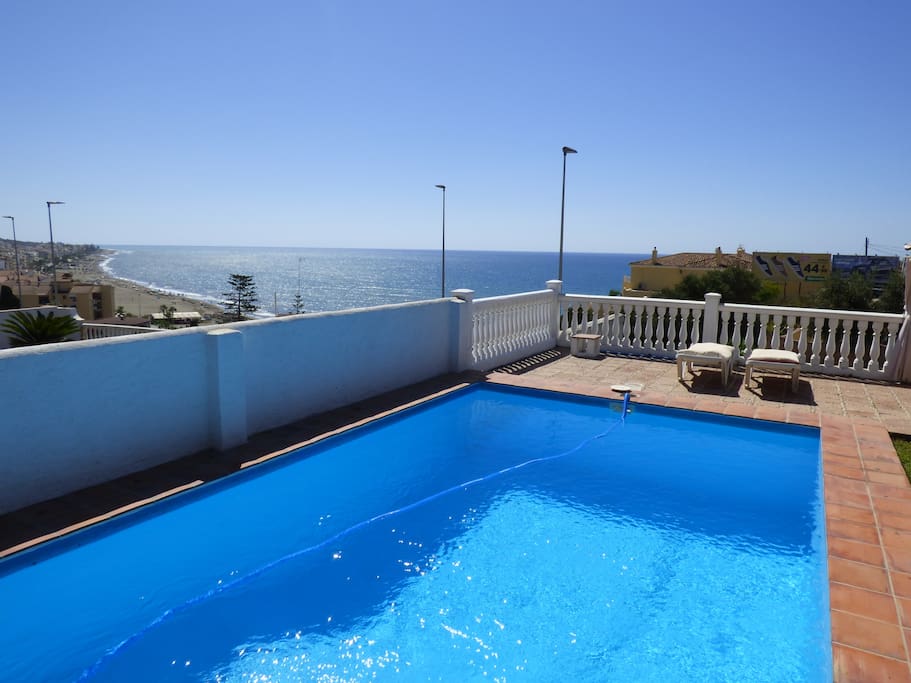 private swimmingpool and sea views