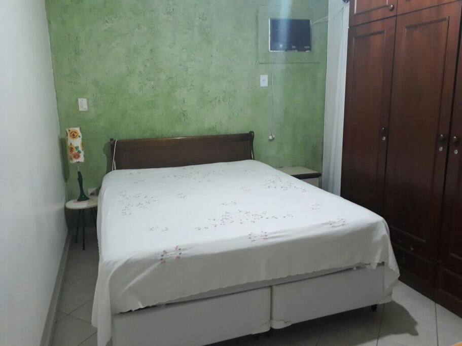 QUARTO DE CASAL COM CAMA BOX CONFORTÁVEL E AR CONDICIONADO