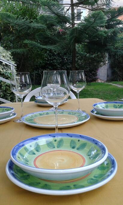 Pranzo in giardino. - Lunch with ceramic
