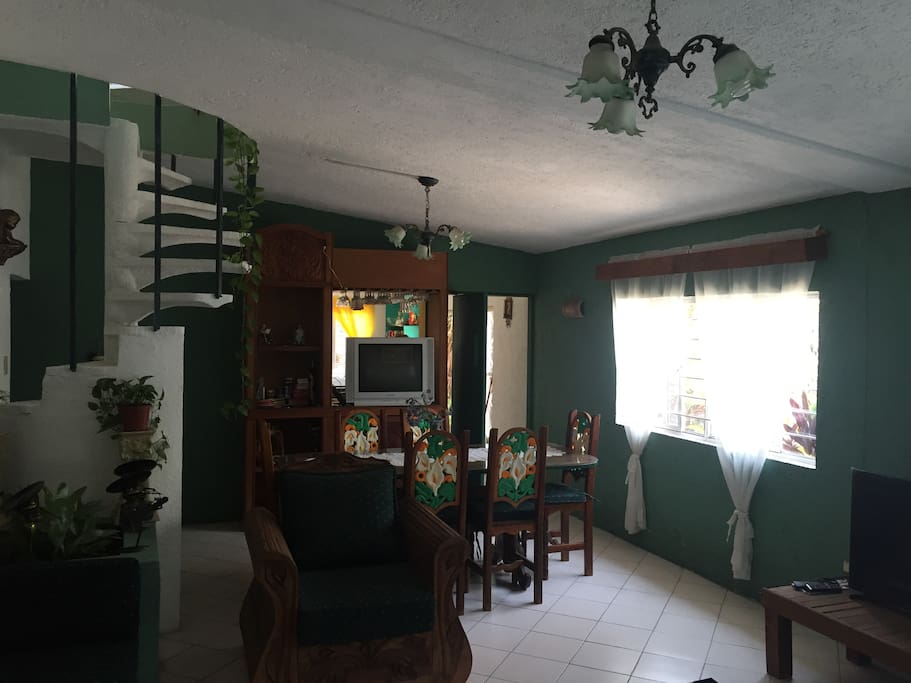 Sala comedor con motivos alcatraces