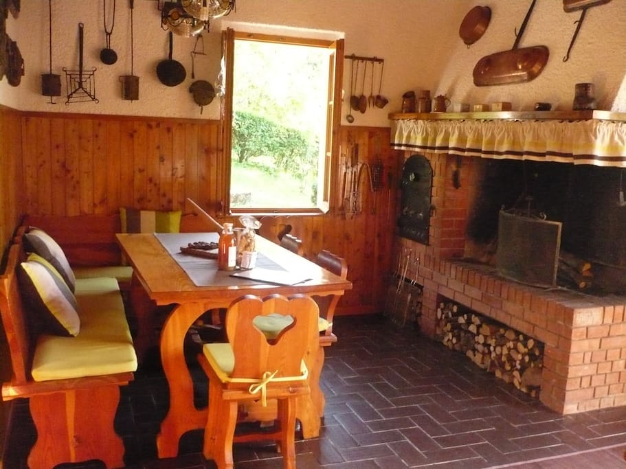 il tavolo da pranzo davanti al camino