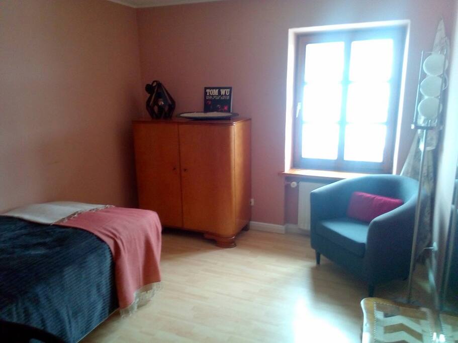 Schrank, Spiegel und Sessel im Zimmer