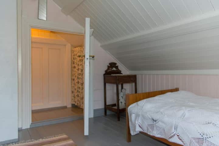 Soverom 2 med gammelt vaskestell.Separate soverom i huset.
