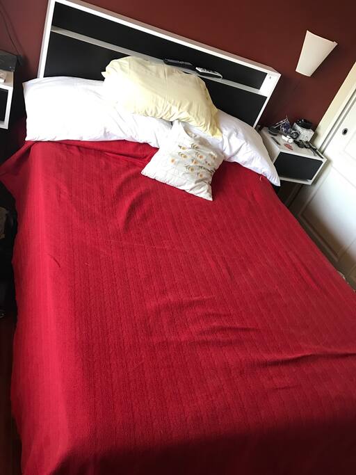 Dormitorio con calefacción central y aire condicionado