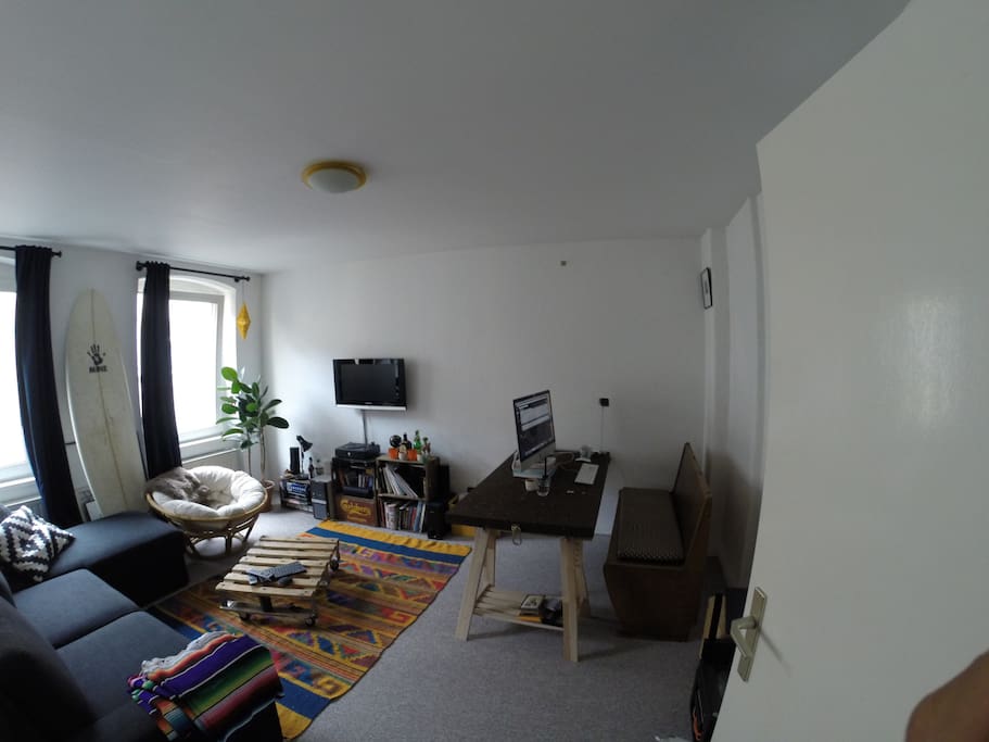 Room 4Rent: TV-PC (no iMac), entertainment set, workstation-table, bench,door.