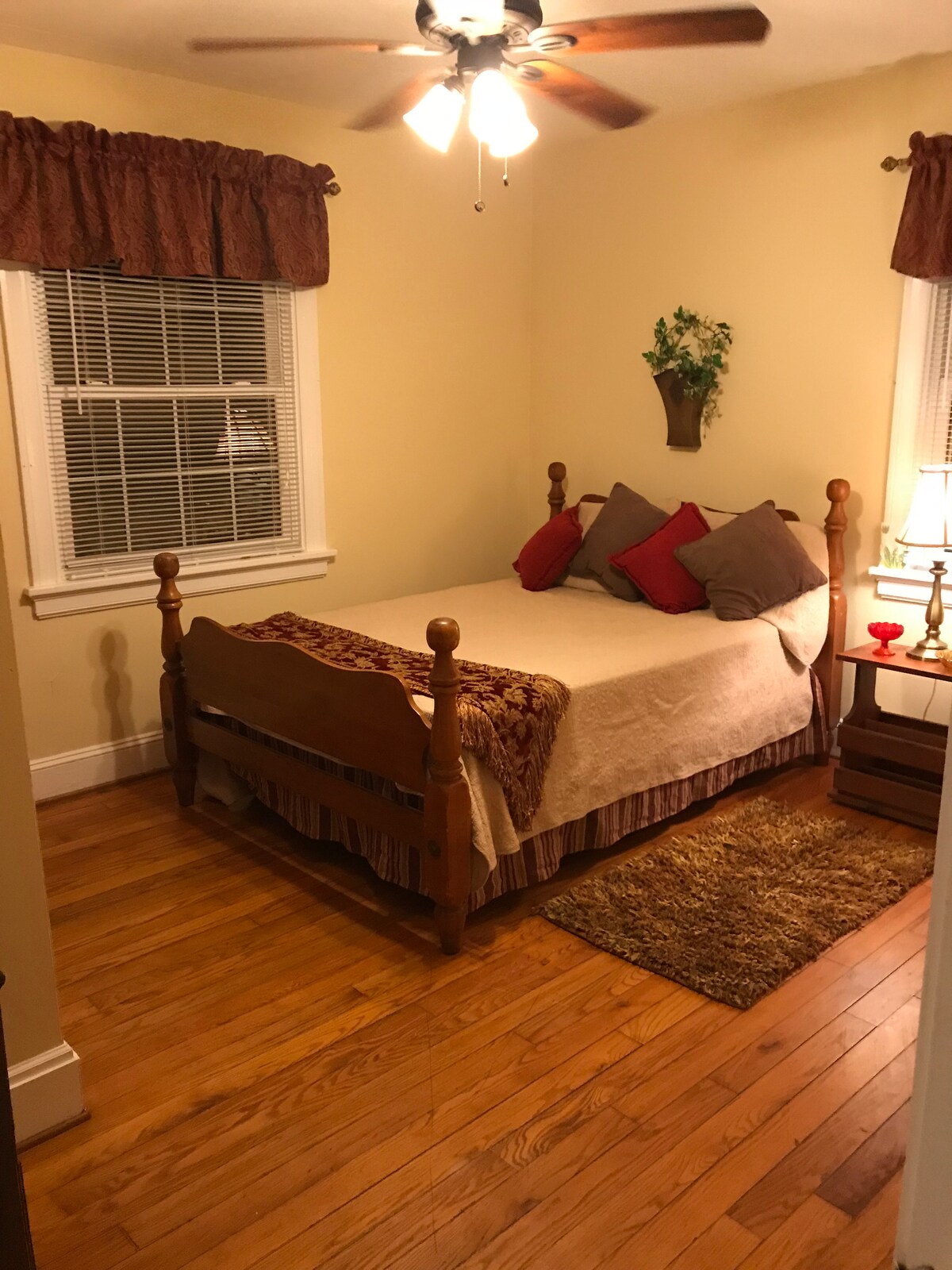 Საძინებელი №1 დაბლა ორადგილიანი საწოლით