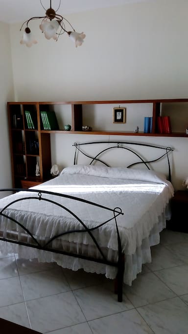 Camera da letto con spogliatoio e bagno privato. Balcone