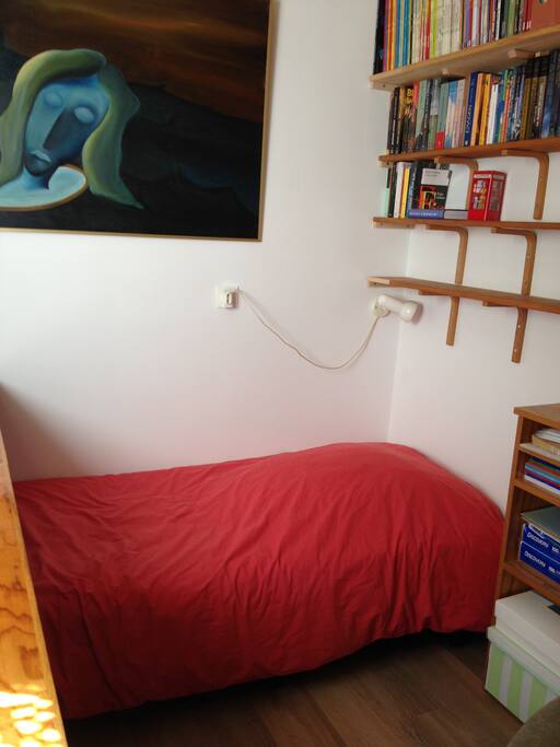 Le lit avec une lampe pour lire le soir